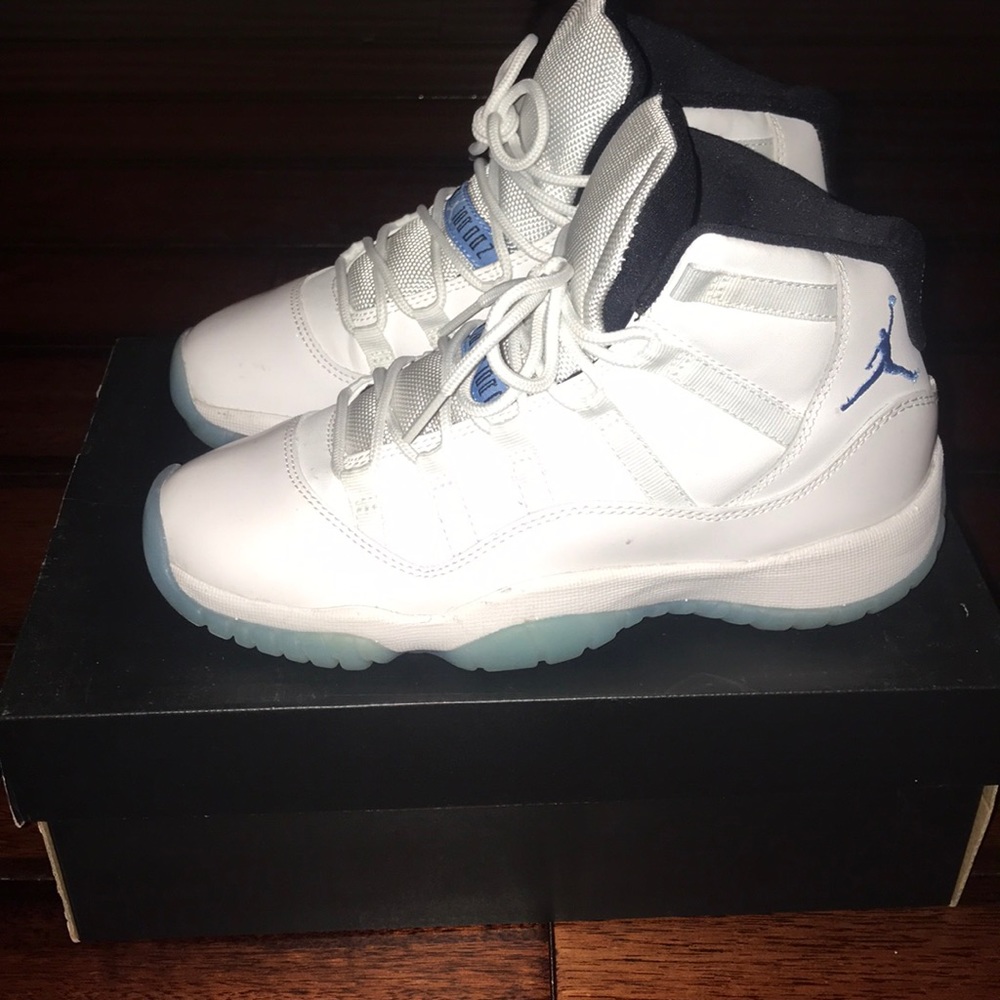 Air Jordan 11 legend blue
